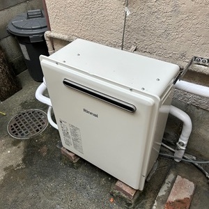 大阪府寝屋川市市　ガス給湯器交換工事　￥170，500　リンナイ『RFS-A2000SA』⇒リンナイ『RUF-A2003SAG（B）』